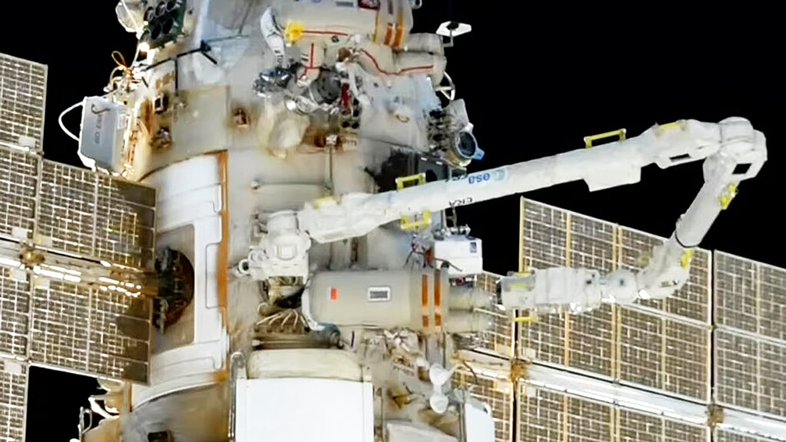 Oleg Artemyev e Denis Matveevdurante a caminhada espacial na ISS