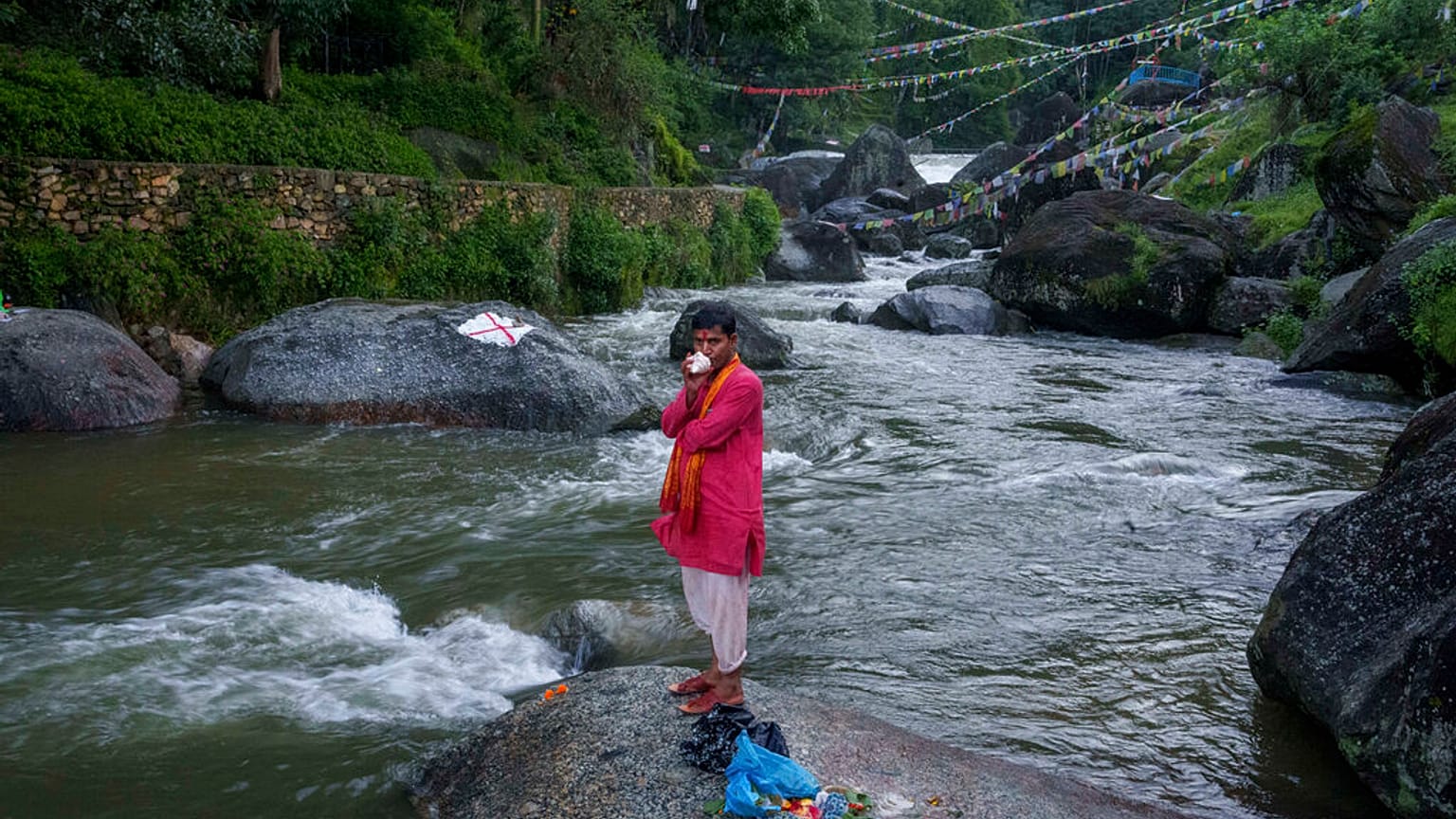 Religioso hindu nas margens do rio Bagmati, no Nepal