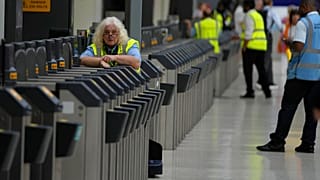 Biztonságiak a londoni Waterloo pályaudvaron 2022. augusztus 18-án