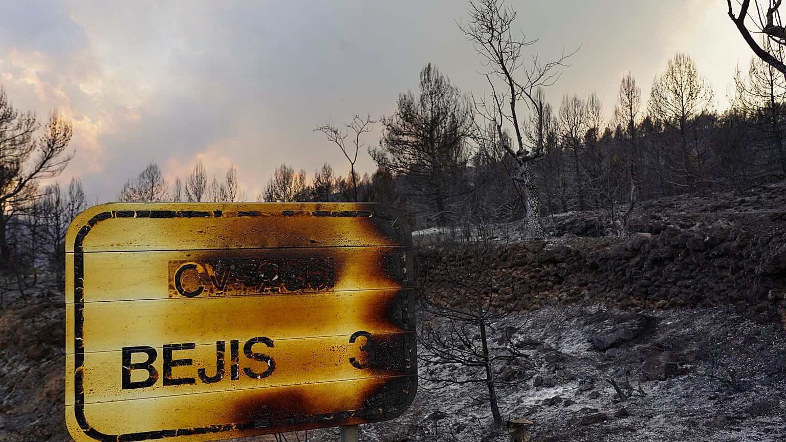 Una señal carbonizada durante un incendio forestal cerca de Bejís, en el este de España