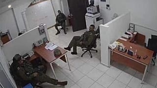 جنود إسرائيليون أثناء مداهمة منظمة الحركة العالمية للدفاع عن الأطفال
