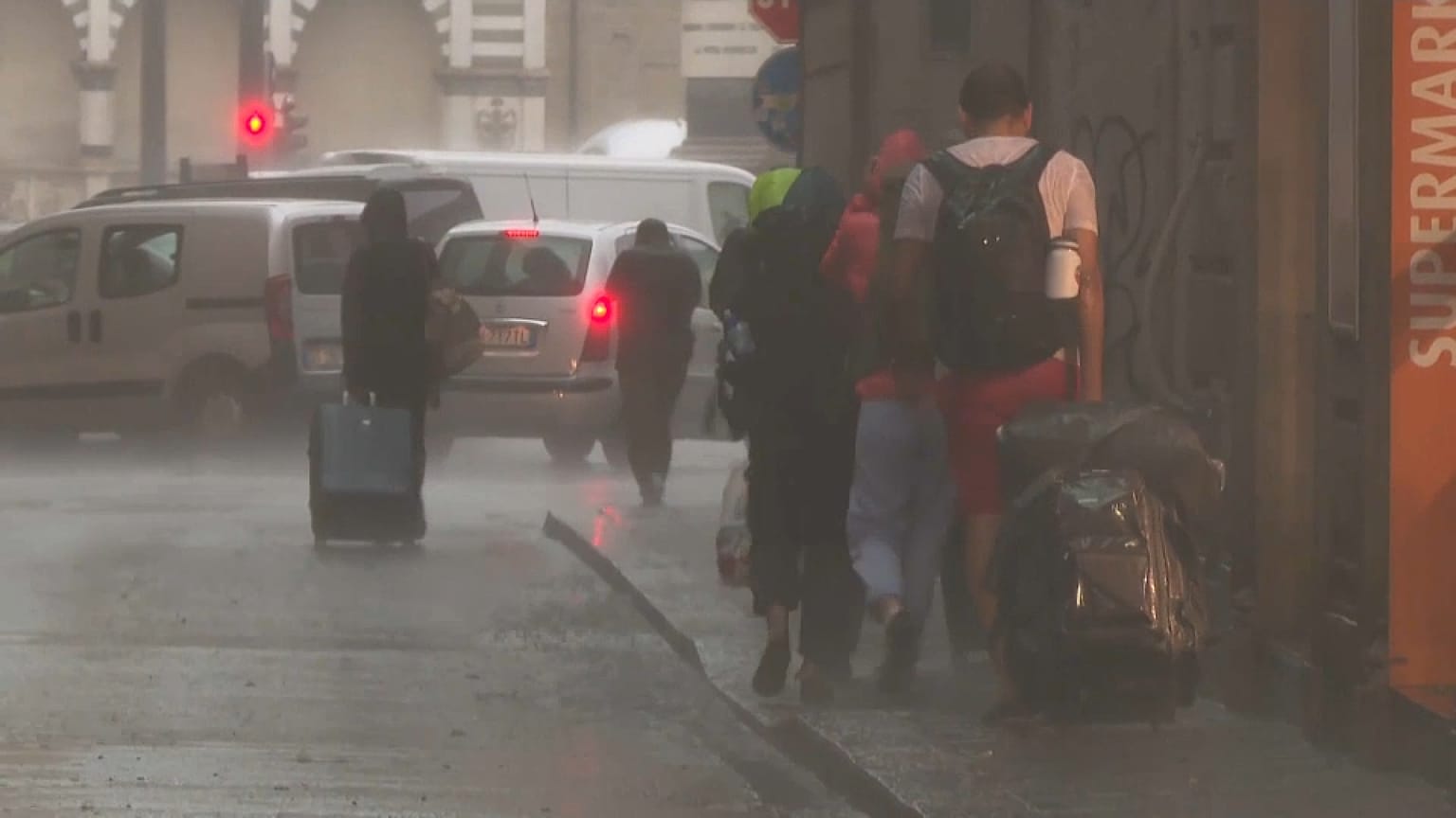 Turistas huyen de la tormenta en el norte de Italia