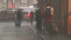 Turistas huyen de la tormenta en el norte de Italia
