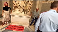 Die beiden Mitglieder von Ultima Generazione bleiben am Standbild kleben