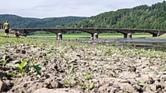 Térdig érő vízben áll az Asel híd az Eder tavon, a németországi Vöhl közelében