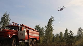تُظهر هذه الصورة المنشورة التي نشرتها وزارة الطوارئ الروسية مروحية إطفاء تكافح حريقًا هائلًا في منطقة ريازان خارج موسكو، 18 أغسطس 2022
