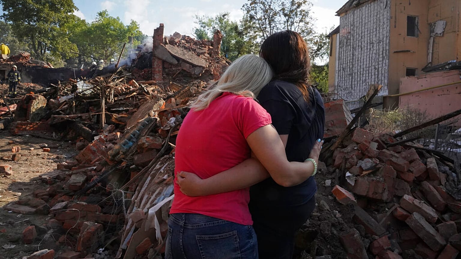 Sobe o número de mortes no ataque a bairro residencial de Kharkiv
