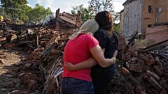Sobe o número de mortes no ataque a bairro residencial de Kharkiv
