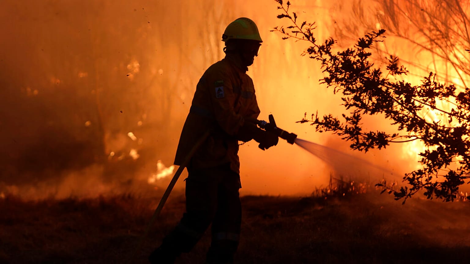 Bombeiros trabalhavam para travar um incêndio em Gouveia, Portugal