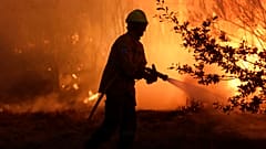 Bombeiros trabalhavam para travar um incêndio em Gouveia, Portugal