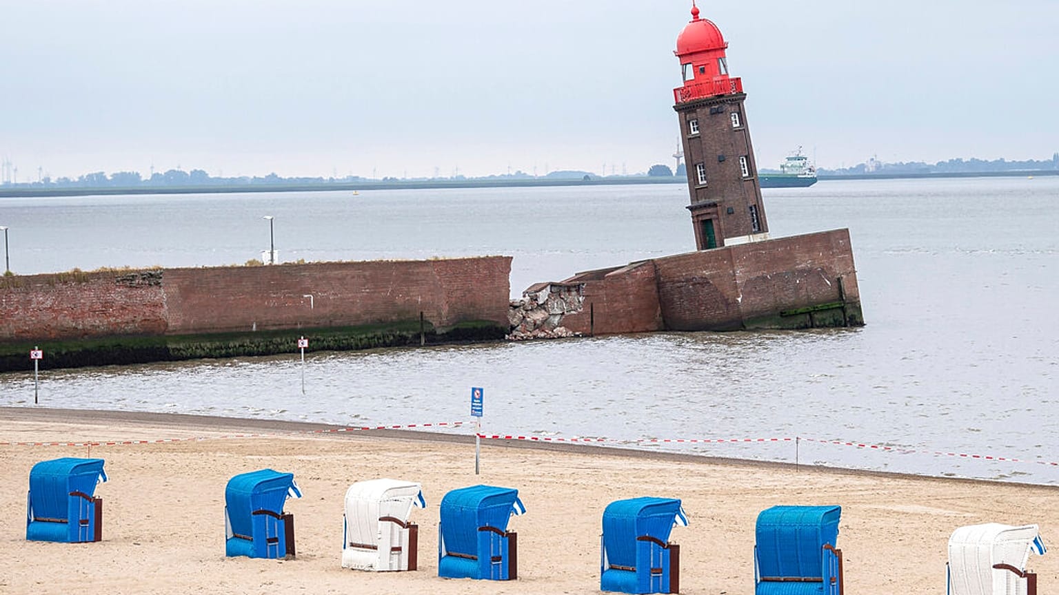 Die schief stehende Nordmole in Bremerhaven