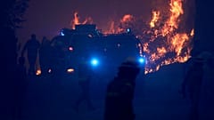 Pompiers dans le parc national de Serra da Estrela au Portugal 