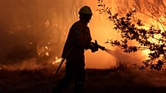В Гувейе огонь угрожает дому престарелых