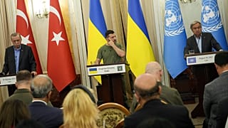 الرئيس الأوكراني فولوديمير زيلينسكي في مؤتمر صحفي مع الرئيس التركي رجب طيب أردوغان والأمين العام للأمم المتحدة أنطونيو غوتيريش، 18 أغسطس 2022.