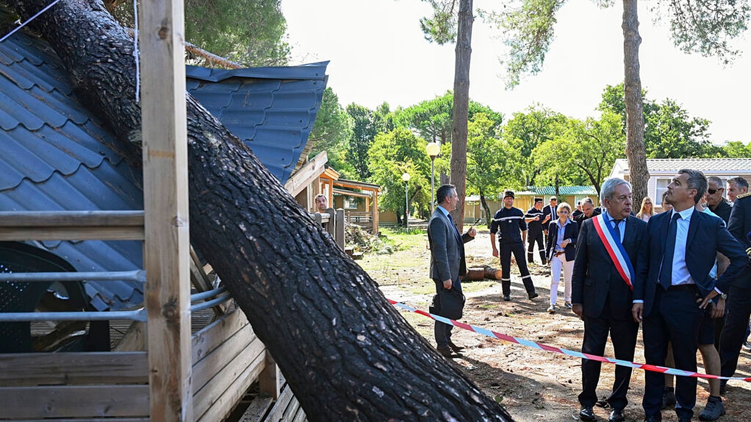 Frankreichs Innenminister Gérald Darmanin begutachtet Sturmschäden in Calvi auf Korsika