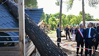 Frankreichs Innenminister Gérald Darmanin begutachtet Sturmschäden in Calvi auf Korsika