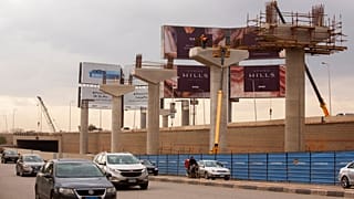 عمود دعم لخط أحادي السكة الحديدية الذي تقوم شركة أوراسكوم للإنشاءات ببنائه، بالتجمع الخامس في القاهرة، مصر، الاثنين 31 يناير 2022. 