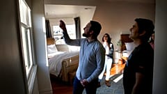 Airbnb, izin almadan parti düzenleyerek rezervasyon yaptırdığı eve zarar veren misafirlere yönelik "parti karşıtı teknoloji" kullanılacağını söyledi. 