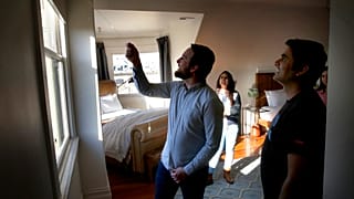 Airbnb, izin almadan parti düzenleyerek rezervasyon yaptırdığı eve zarar veren misafirlere yönelik "parti karşıtı teknoloji" kullanılacağını söyledi. 