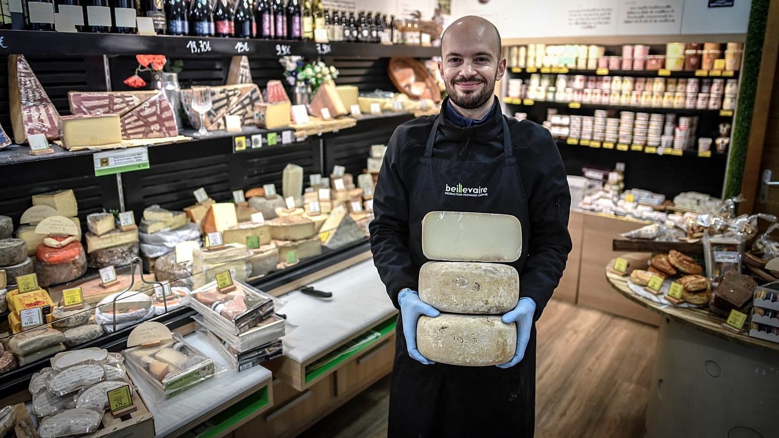 Archives : un fromager posant dans son échoppe à Paris, le 20 novembre 2011