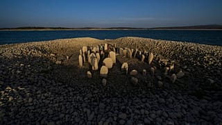 İspanya'da su seviyesi düşen bir barajda 'İspanyol Stonehenge' olarak adlandırılan taşlar ortaya çıktı