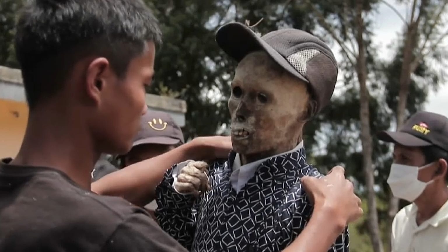 رجل يقوم بتنظيف جثة أحد أقربائه
