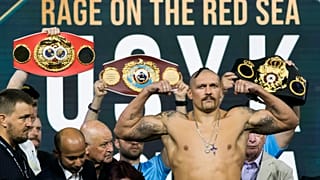 Александр Усик, абсолютный чемпион мира в первом тяжёлом весе (2018), чемпион мира по версиям WBA super, WBO, IBF и IBO в тяжелом весе (с 2021)