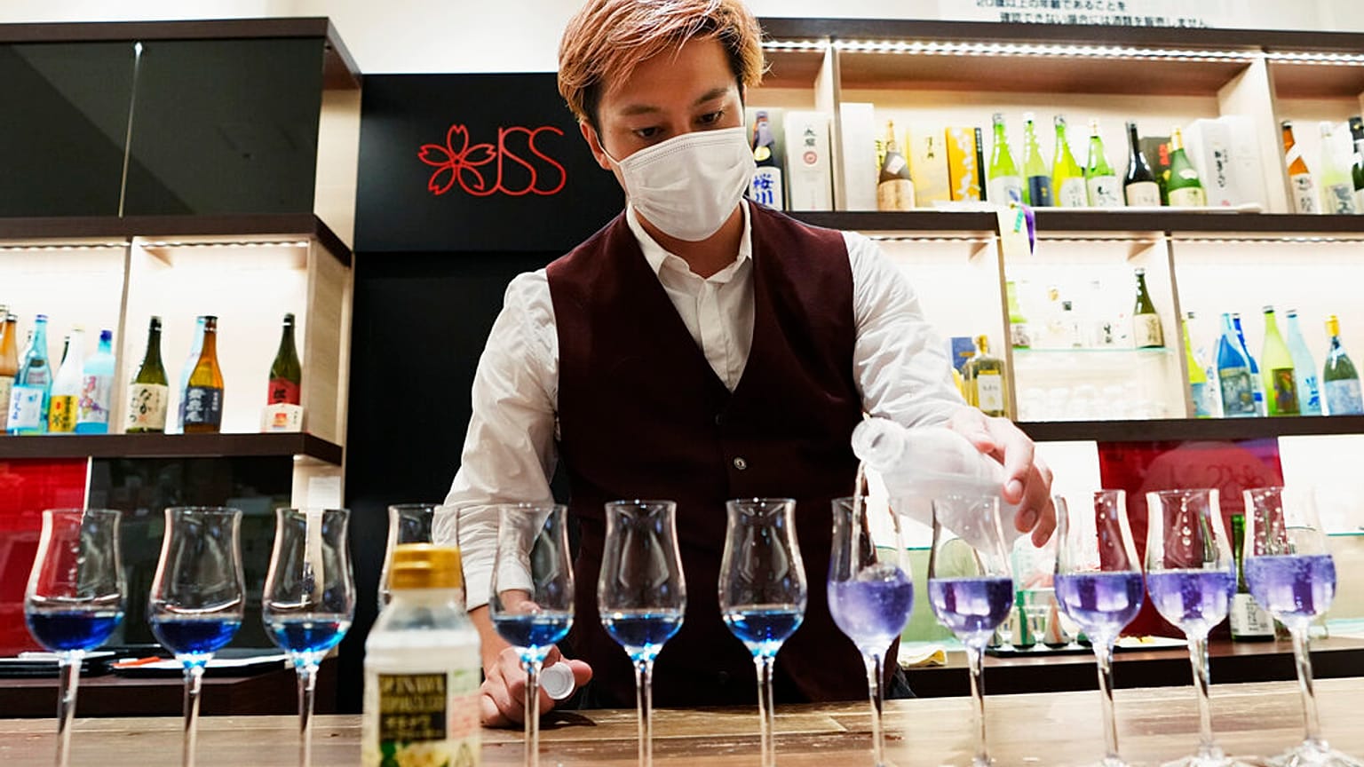 Un barman sert un cocktail