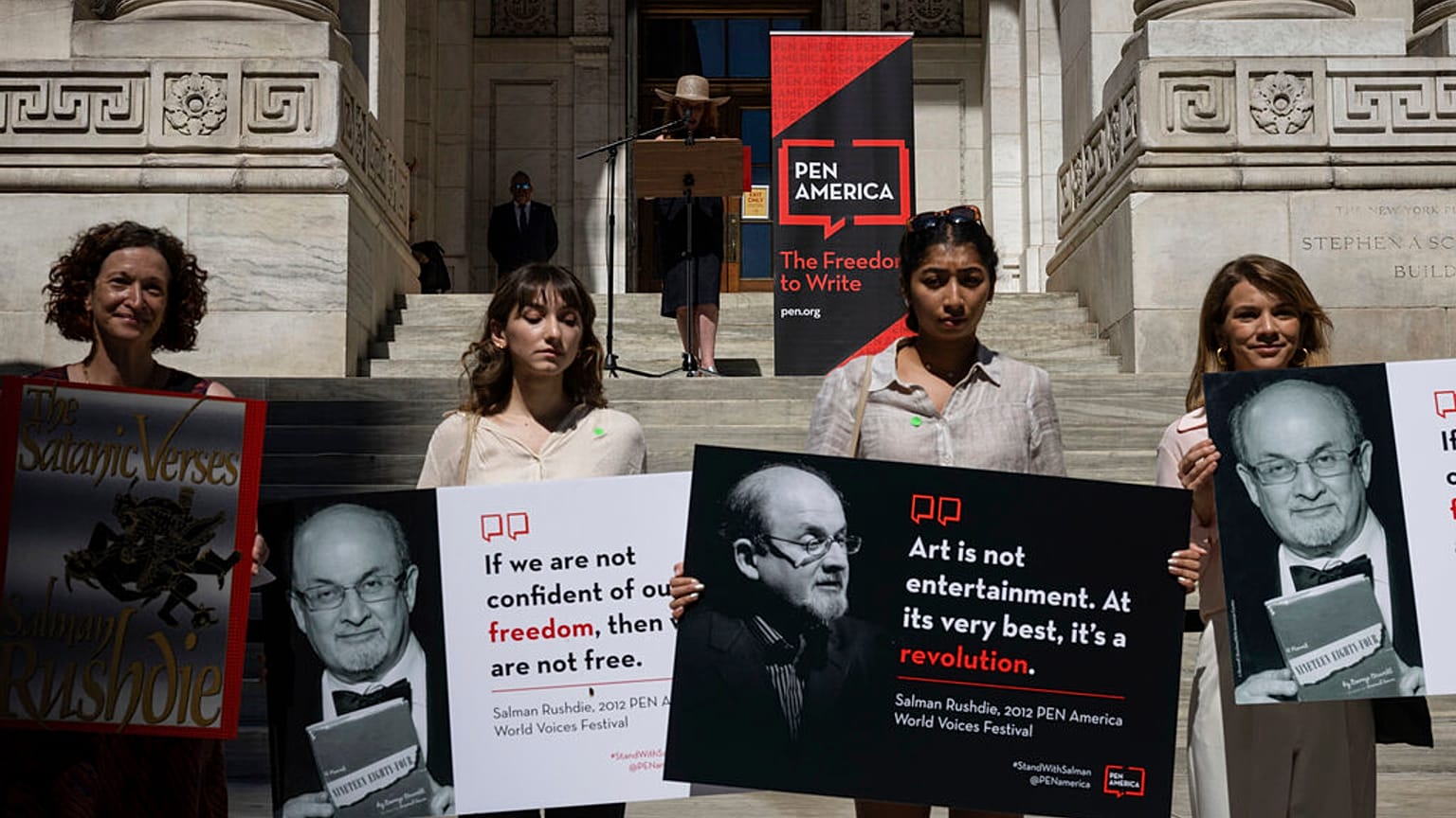 Des écrivains lisent des extraits de l'oeuvre de Salman Rushdie, le 19 août 2022, New York