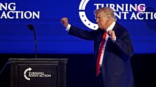 Donald Trump volt amerikai elnök táncol a színpadon egy 2022 júliusi beszéde után