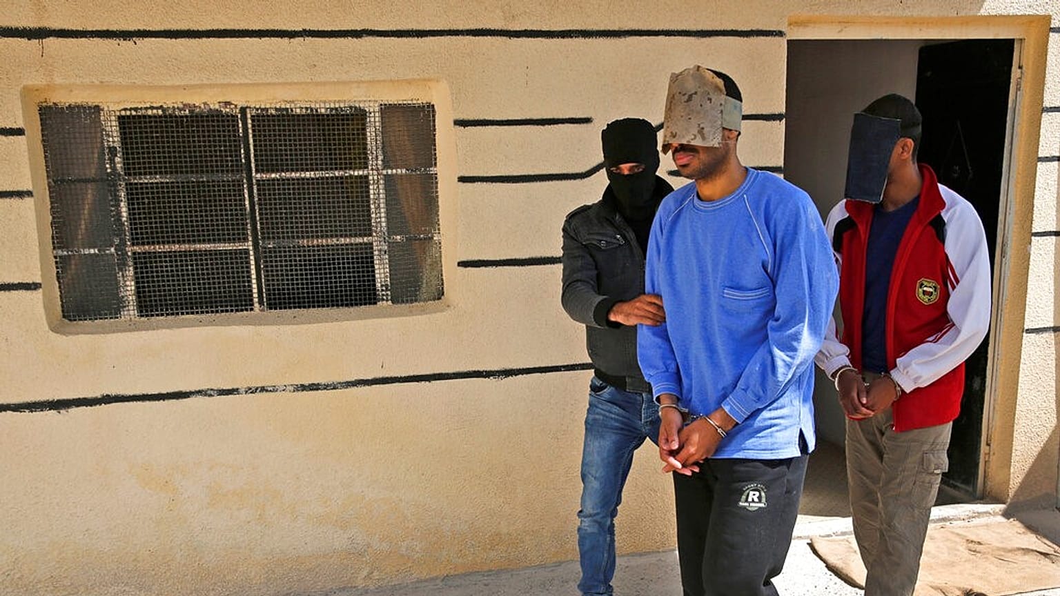 El Shafee Elsheikh a jobb oldali férfi ezen a 2018-ban, a szíriai Kobaniban készült felvételen