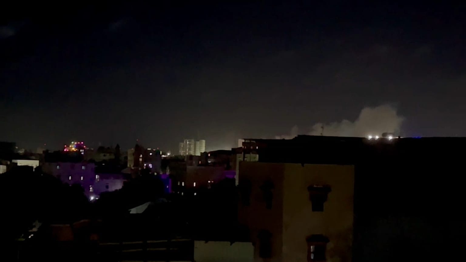 Somali'de başkent Mogadişu'daki Hayat Otel'e Eş-Şebab militanlarınca saldırı düzenlendi.