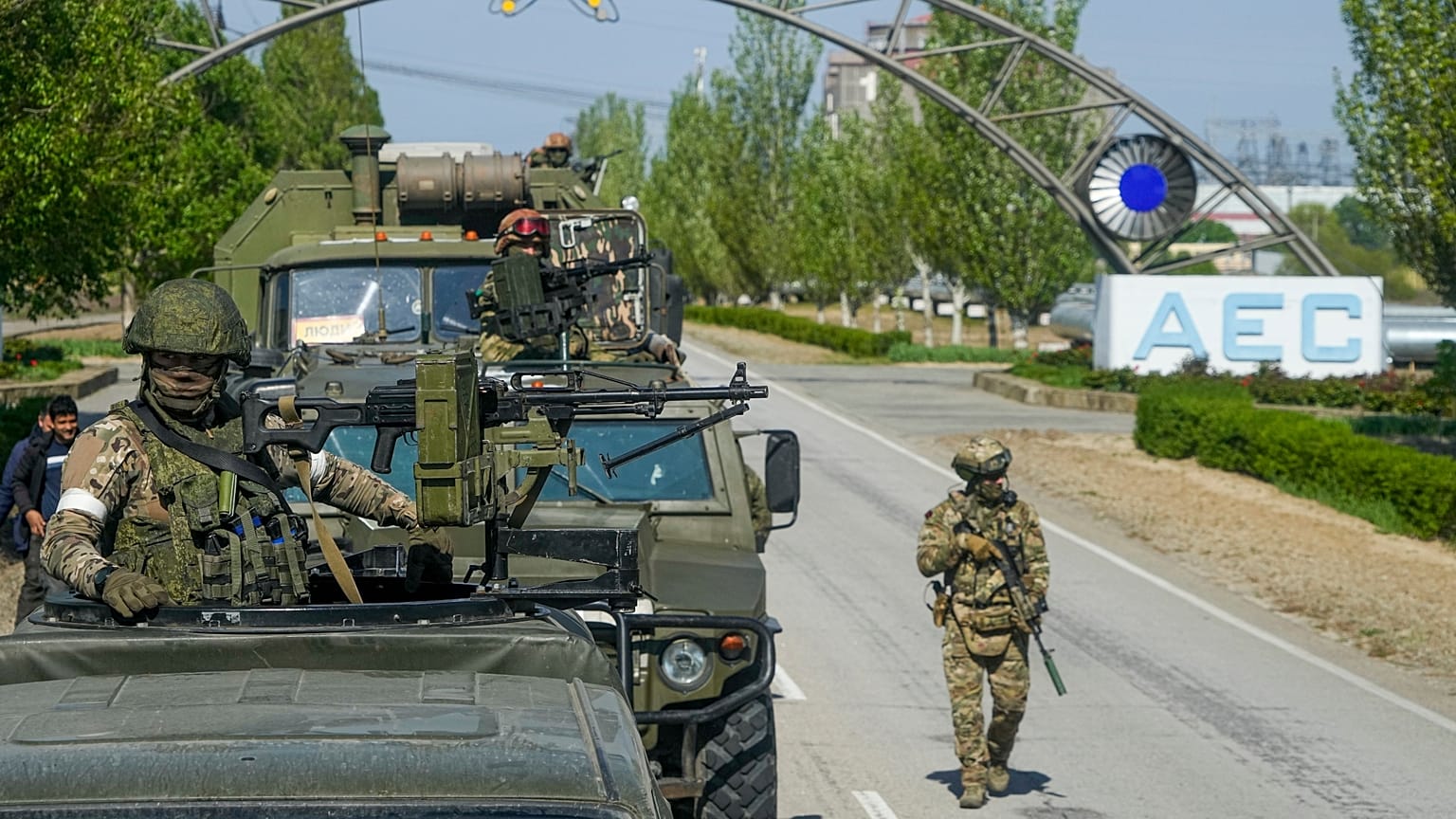 Российские военные на территории АЭС в Энергодаре.