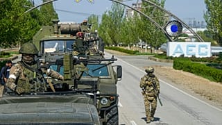 Российские военные на территории АЭС в Энергодаре.
