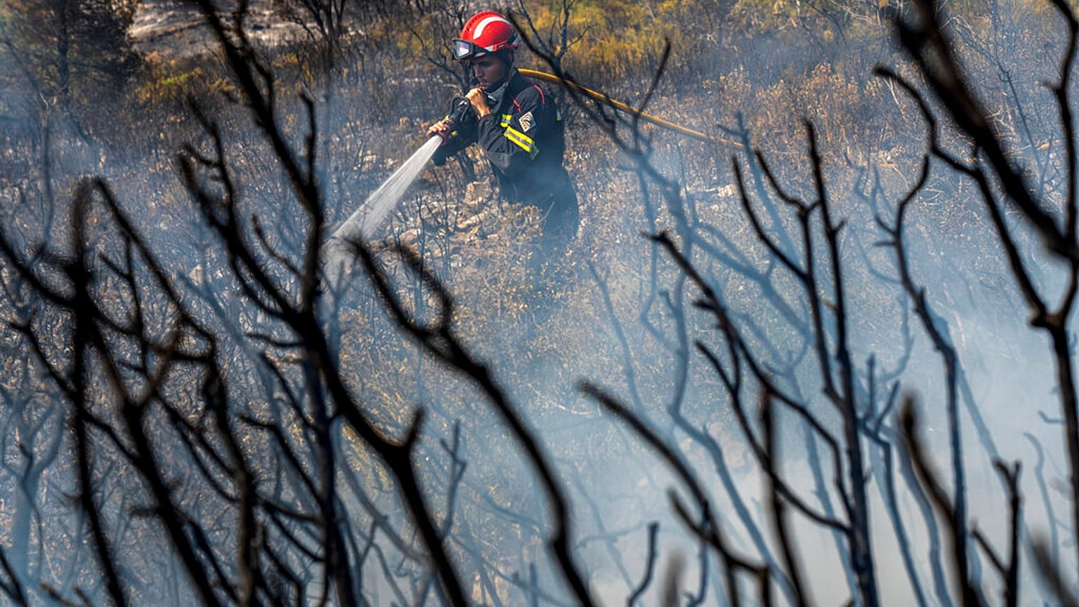 Un bombero en un incendio forestal cerca de Altura, al este de España, el viernes 19 de agosto de 2022.
