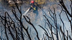 Un bombero en un incendio forestal cerca de Altura, al este de España, el viernes 19 de agosto de 2022.