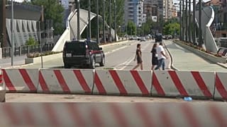 Il ponte divide la comunità serba da quella kosovara, a Mitrovica. I carabinieri fanno parte del KFOR e controllano.