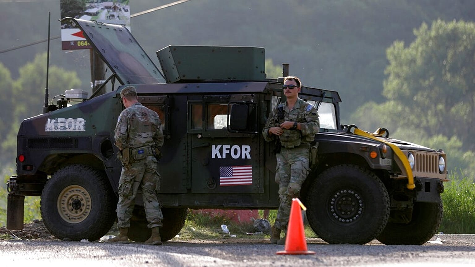 NATO-egység az észak-koszovói Leposavić közelében