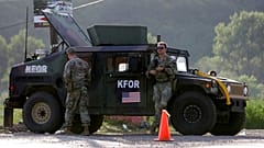 NATO-egység az észak-koszovói Leposavić közelében