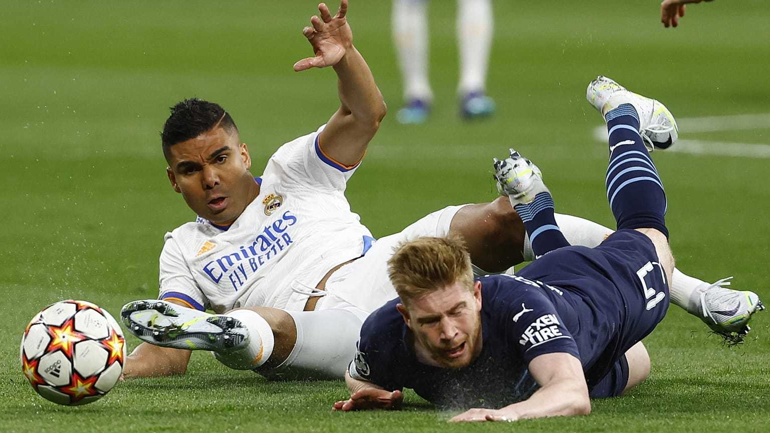 Casemiro (balra) és Kevin De Bruyne, a Manchester City játékosa a labdarúgó Bajnokok Ligája elődöntőjének madridi mérkőzésén 2022. május 4-én