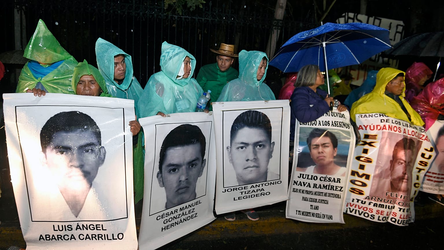 Familiares portan fotos de los desaparecidos de Ayotzinapa