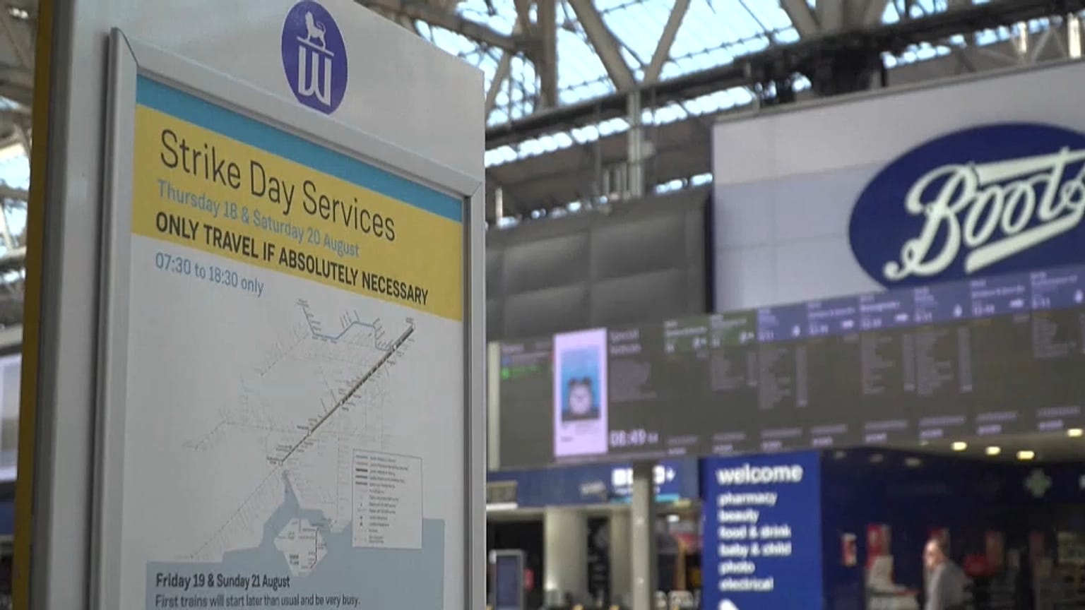 Csak akkor utazzon, ha feltétlenül szükséges - áll a londoni Waterloo pályaudvaron kihelyezett táblán