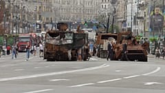 Tanques rusos destruídos se exhiben en Kiev