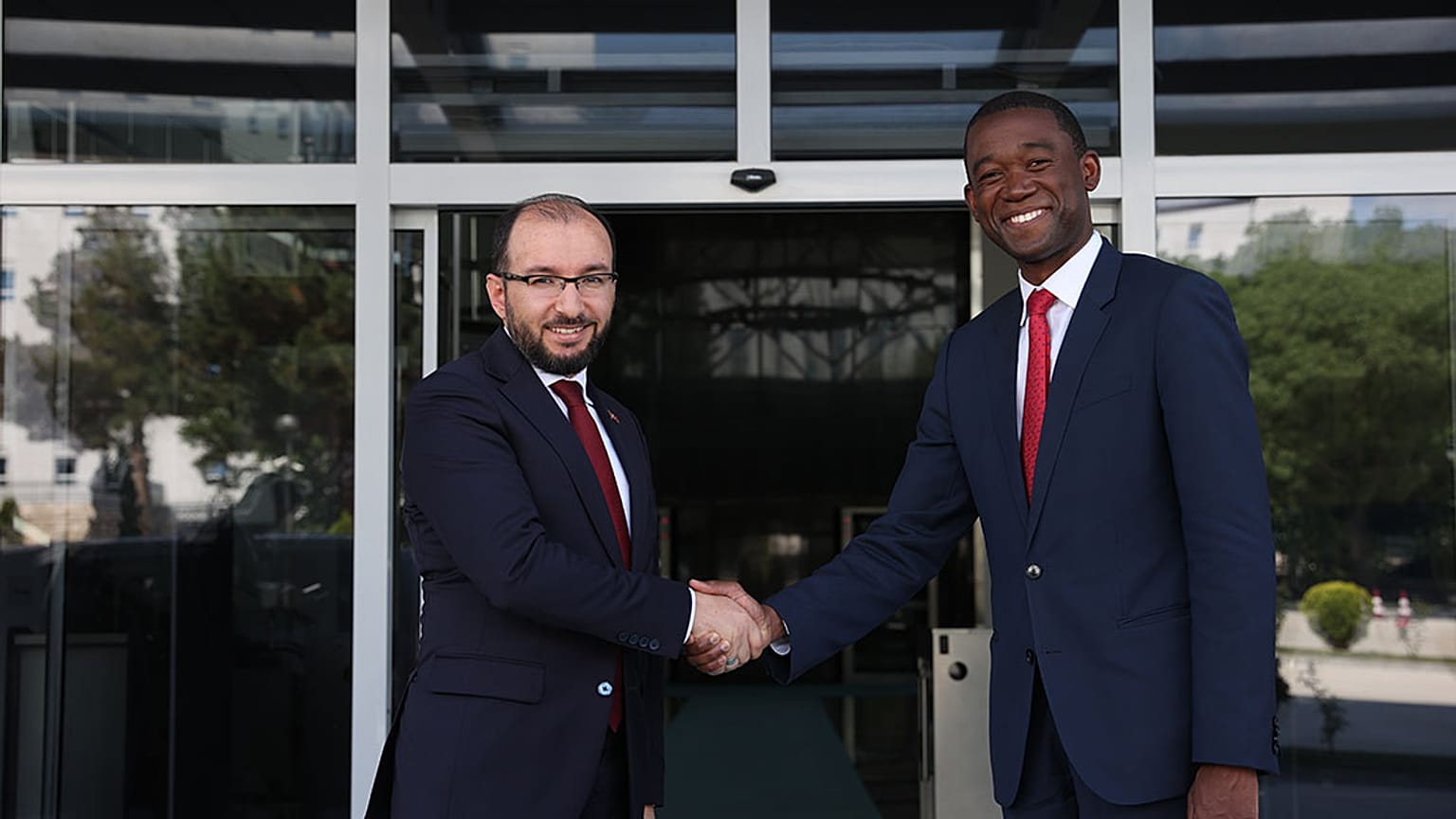 Hazine ve Maliye Bakan Yardımcısı Yunus Elitaş (sol), ABD Hazine Bakan Yardımcısı Wally Adeyemo