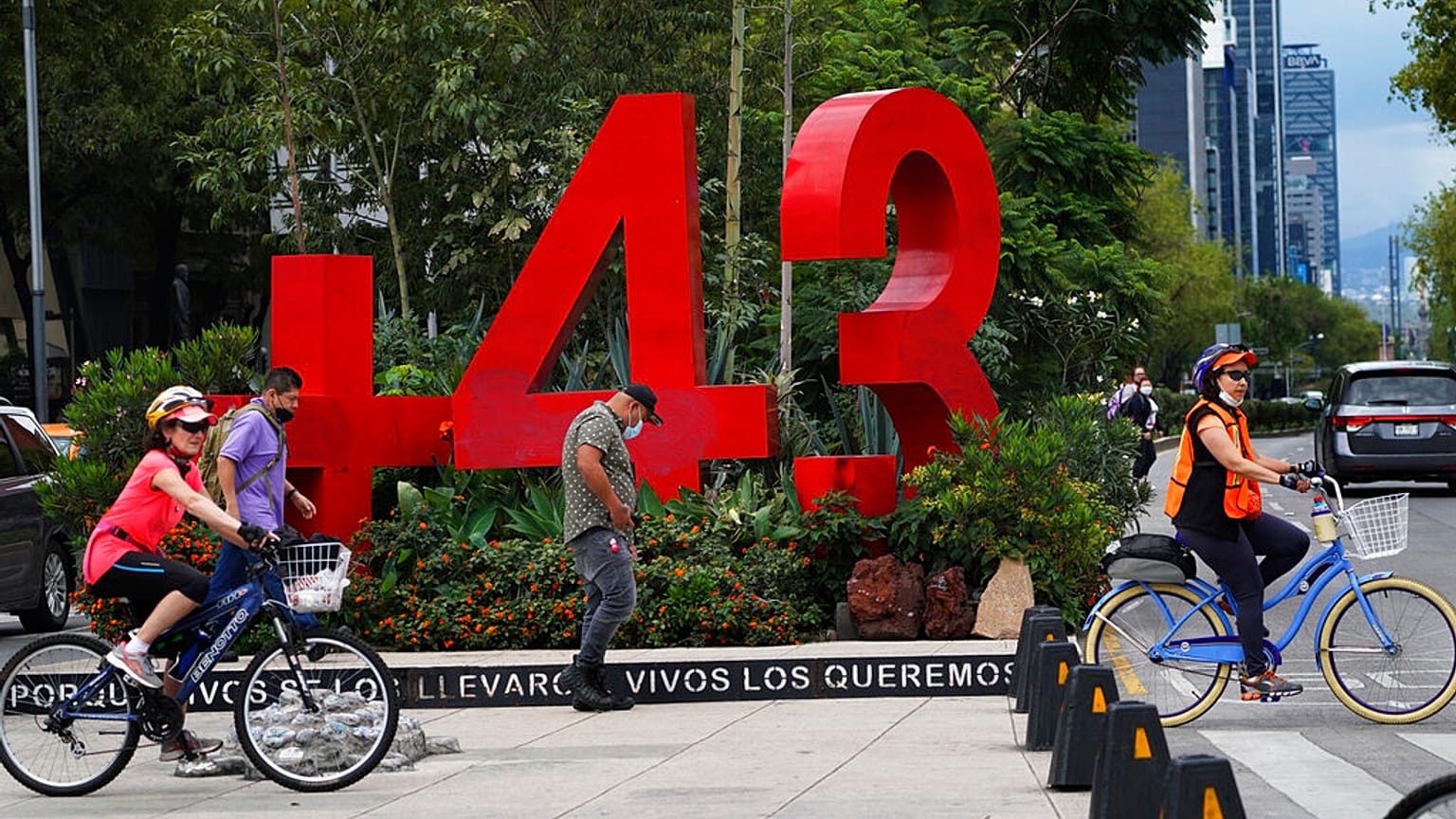 Un monumento, con un numero, per le strade di Città del Messico: per ricordare i 43 studenti scomparsi. 