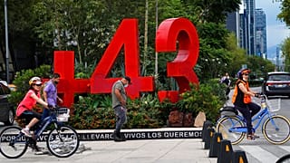 Un monumento, con un numero, per le strade di Città del Messico: per ricordare i 43 studenti scomparsi.