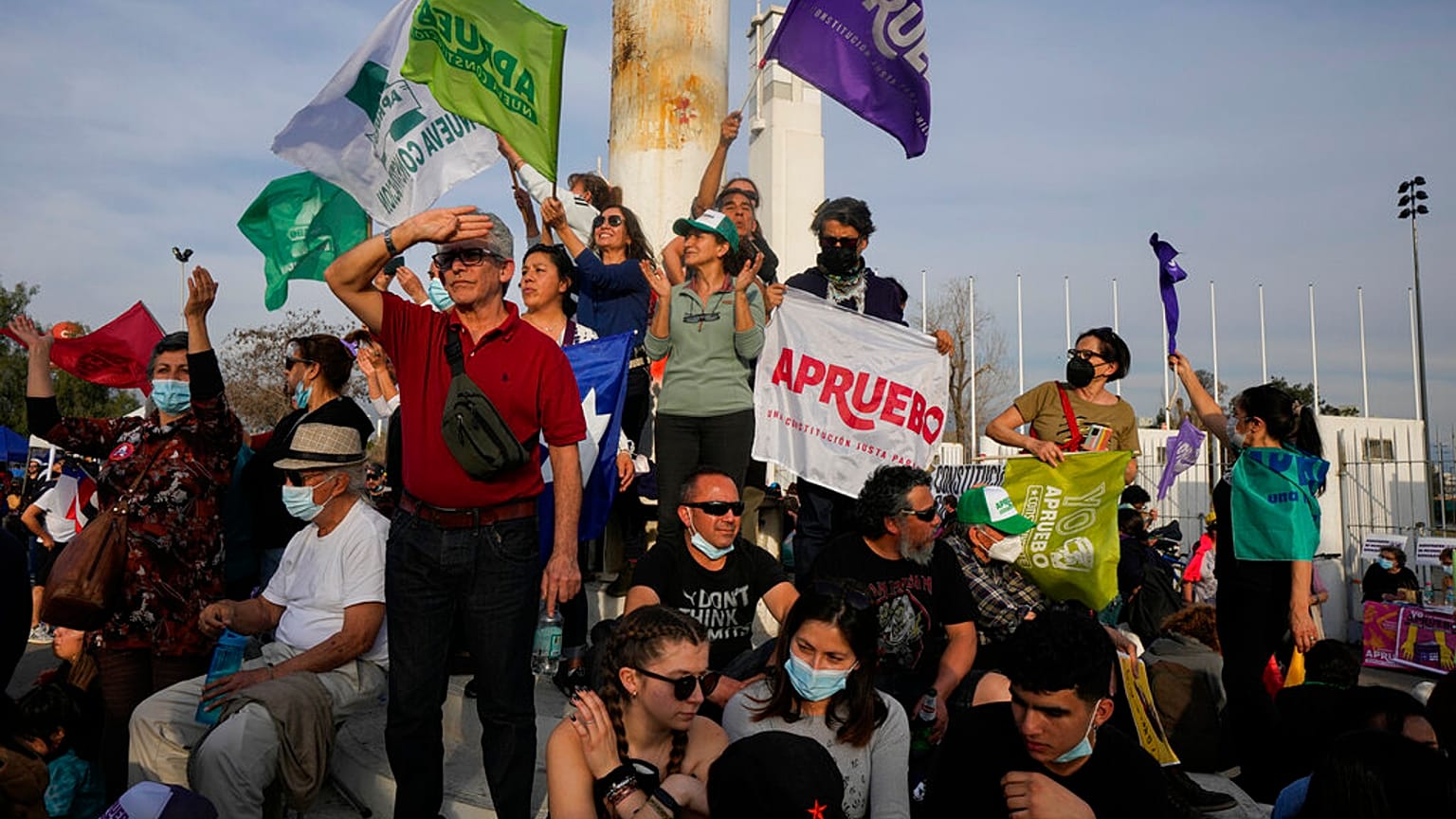 The march "I approve for the right to decent housing" called by social movements, took over the center of the Chilean capital on Saturday