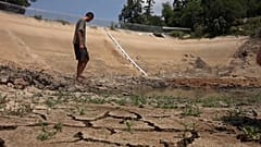 Ο αγρότης Gan Bingdong σε αυτό που άλλοτε ήταν το χωράφι του