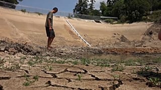 Ο αγρότης Gan Bingdong σε αυτό που άλλοτε ήταν το χωράφι του