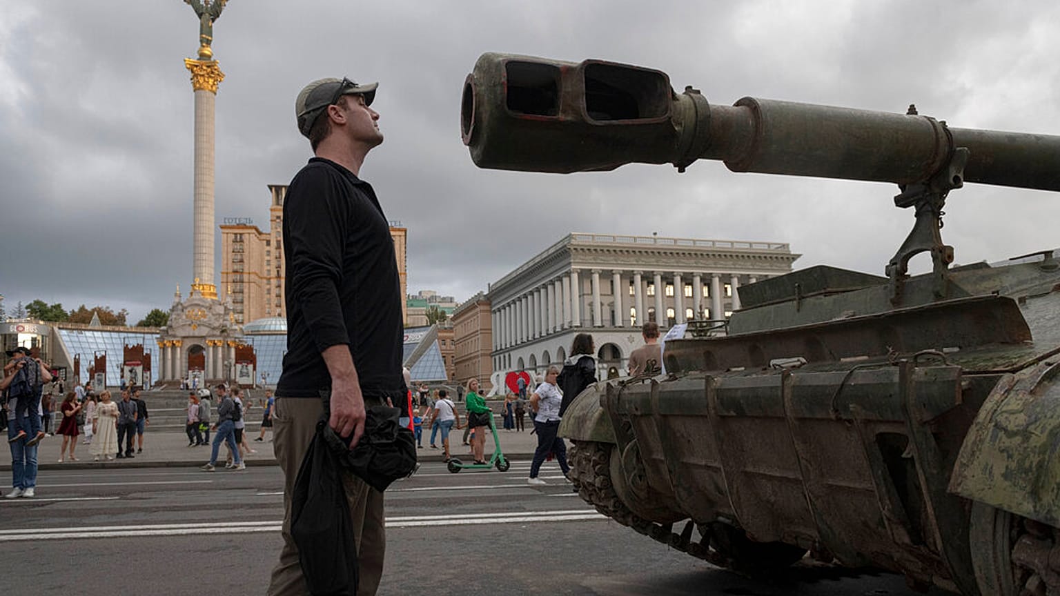 Zerstörte russische Panzer werden in der Ukraine zur Feier des Unabhängigkeitstages zur Schau gestellt.